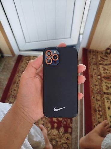 Apple iPhone с экраном (Face ID). Цвет корпуса — тёмно‑синий (Pacific — 1