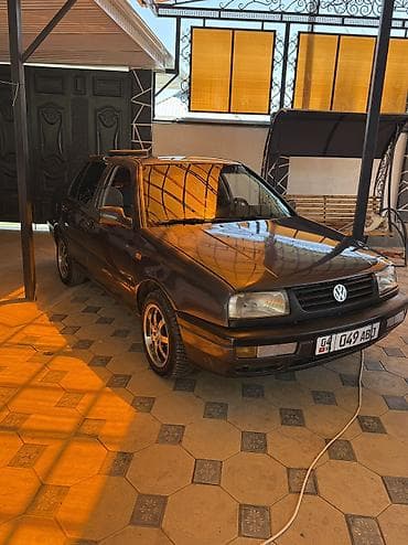 Volkswagen Vento: 1993 г., 2 л, Механика, Бензин, Седан — 2