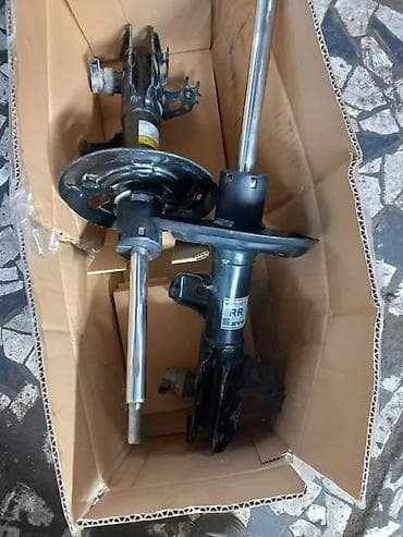 Автозапчасти: Передний амортизатор Toyota 2018 г., Б/у, Оригинал, Япония — 3