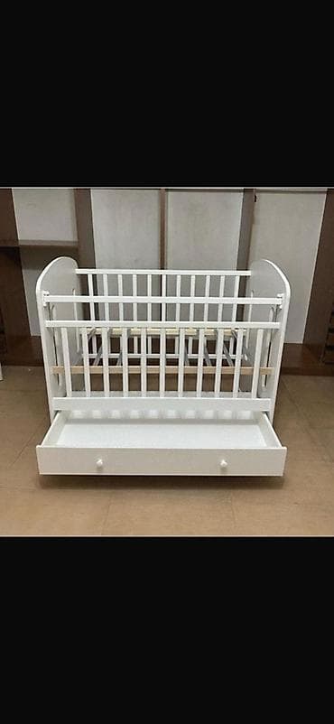 Детская кроватка с маятниковым механизмом и выдвижным ящиком - Цвет