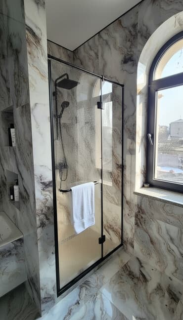 бу душ кабинка: Душевая кабина из закалённого стекла с распашной дверью и черным — 1