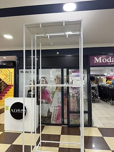 гардероп: Прочная металлическая вешалка для одежды белого цвета, предназначенная — 3