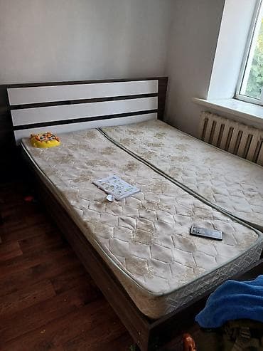 Двуспальная кровать с высоким изголовьем + тумба/комод в одном стиле