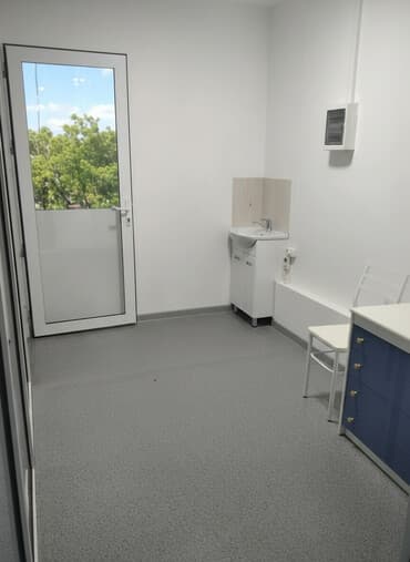 срочно продаю в связи с переездом: Сдаются кабинеты 8 м2, 14 м2 и 17 м2 для массажиста, косметолога — 1