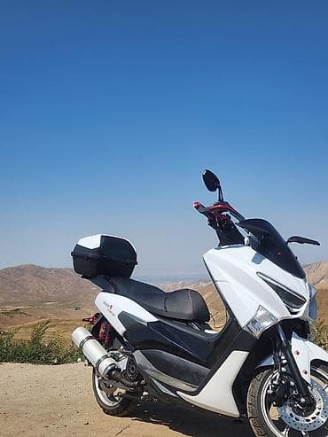 Скутер/максискутер белого цвета с черными вставками и высоким ветровым