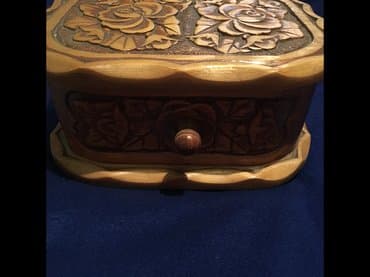 ювелирный стол: Шкатулкаручная работа,резная .
Размер 20 см на 10 см — 2