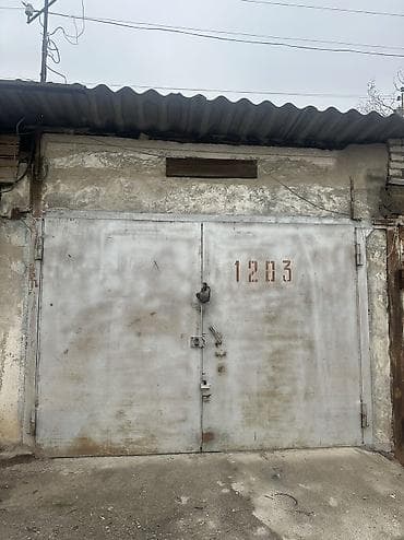 Гараж с металлическими стеллажами по обеим стенам, есть подвал at lalafo.kg Гараж с металлическими стеллажами по обеим стенам, есть подвал