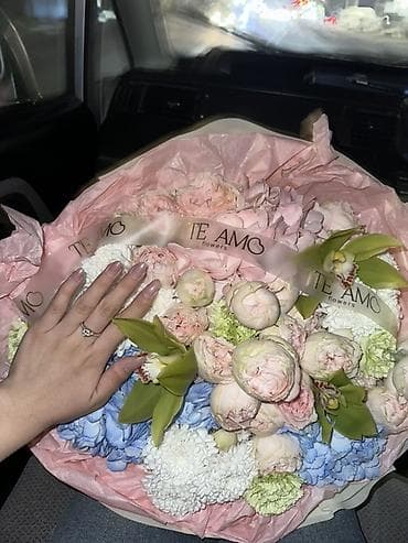 кызыл алма: Авторский букет TE AMO flowers. Состав: - нежно-розовые пионовидные — 2