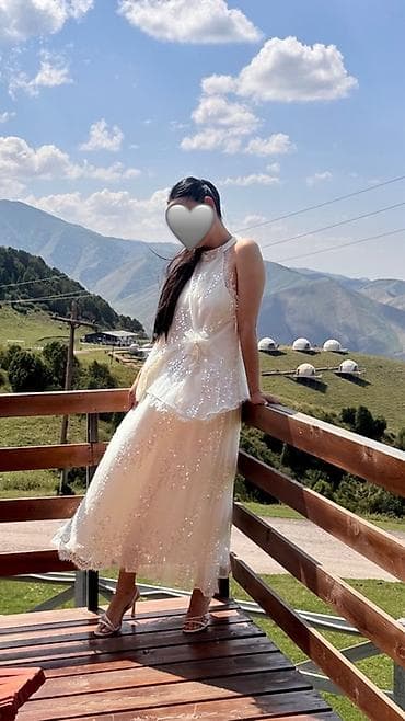 модные платье: Ажурное платье миди цвет айвори с пайетками - Силуэт: расклёшенная — 1