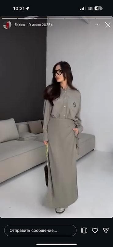 платья со штанами: Комплект в стиле smart-casual в спокойном серо-оливковом оттенке — 3