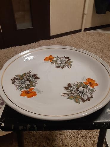 Посуда: Круглое сервировочное блюдо из фарфора/керамики с цветочным декором. - — 1