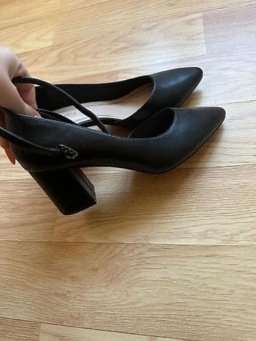 ботинки для трекинга: Женская обувь, набор из 2 пар: 1) Черные полусапожки: - Материал — 8