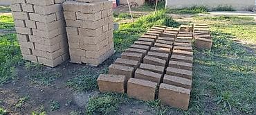 Самановые кирпичи ручной формовки. - Материал: смесь глины, песка и