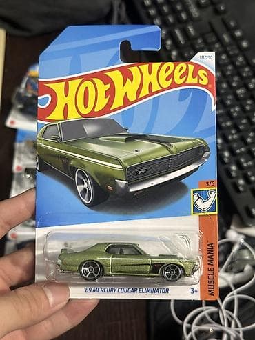 Набор коллекционных машинок Hot Wheels (масштаб 1:64), в идеальном — 3