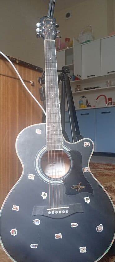 Ковролин: Акустическая гитара Guitarist, форма Grand Auditorium с вырезом — 1