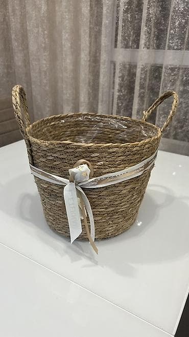 Плетёная корзина с ручками и внутренним пластиковым вкладышем. -