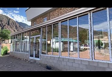 Двери и комплектующие: Алюминиевое окно на заказ, Тип окна: Витражные, Декоративные особенности: Фрамуга, Бесплатная установка, Без рассрочки — 7