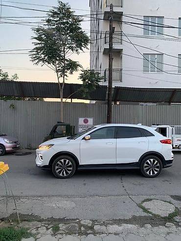 стрим левый: Электрический кроссовер белого цвета с современным дизайном — 3