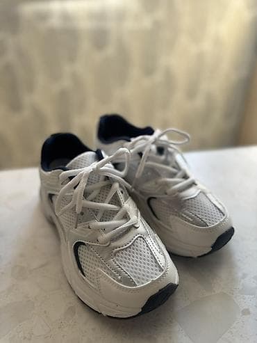 бу красовка: Кроссовки спортивные белые с серыми и темно‑синими вставками 36 — 2