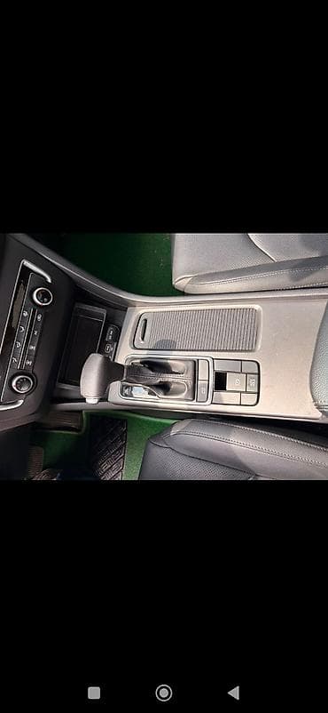 Продаётся седан белого цвета с автоматической коробкой передач. По