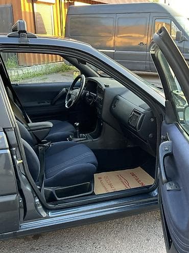 кузов автомобиля: Volkswagen Passat: 1990 г., 1.8 л, Механика, Бензин, Седан — 5