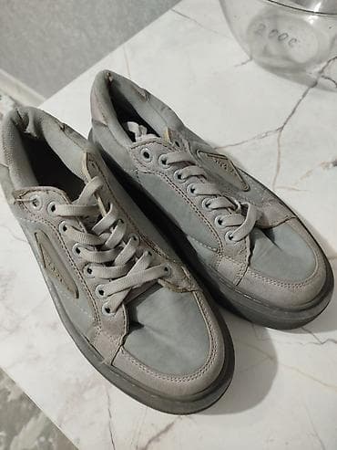 Детский транспорт: Набор обуви.Отлам даром 1) Детские зимние сапожки цвета айвори: - — 2