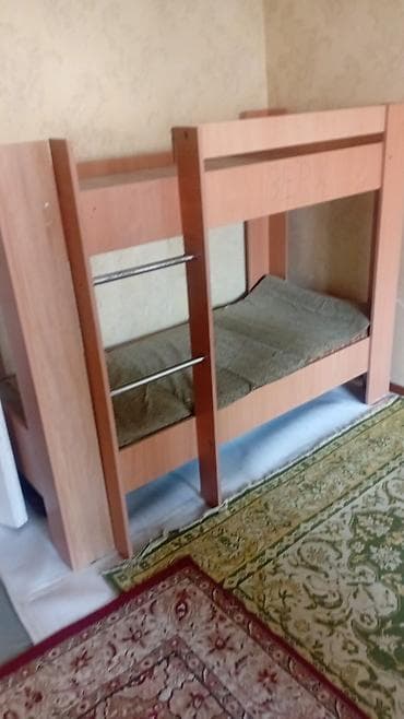 Кровати: Двухъярусная кровать из ЛДСП - Компактная конструкция на два спальных — 1