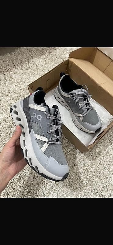 беговые кросовки: Кроссовки On Running (логотип «ON» на боковой части), серо-белая — 1