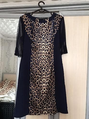 Платье с леопардовым принтом - Фасон: прямое, до колен - Дизайн
