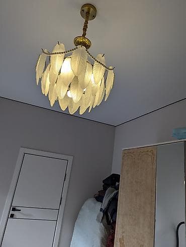 Люстры: Потолочная люстра в классическом стиле с декоративными «листочками» — 1