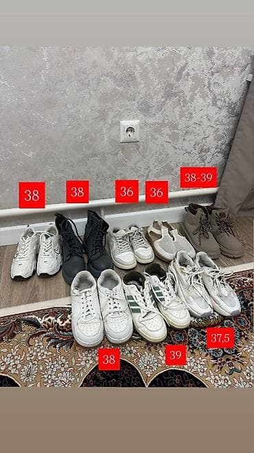 Коллекция обуви разных моделей и размеров. - Кроссовки белые