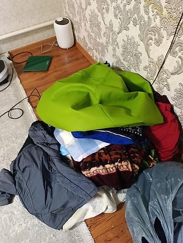 Спортивная одежда: Большой мешок и пакеты со смешанной одеждой и текстилем Описание: - — 2