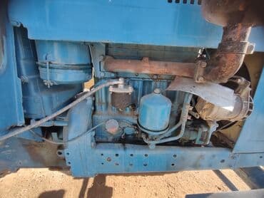 ЛТЗ Тракторлор: Трактор колесный синего цвета с прицепом. Телешкасы менен сатылат — 7