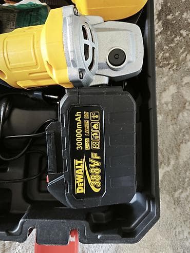 инструменти: Аккумуляторный набор электроинструментов DEWALT в прочном кейсе — 5