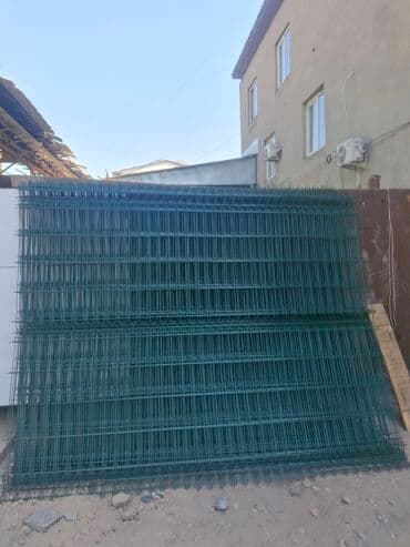 Панели из сварной металлической сетки зеленого цвета, предназначенные