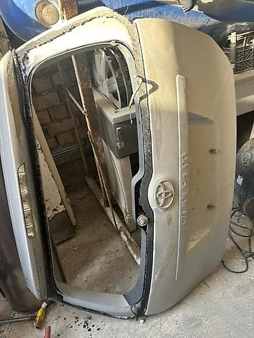 подкрыльник виндом: Крышка багажника Toyota, Оригинал — 2