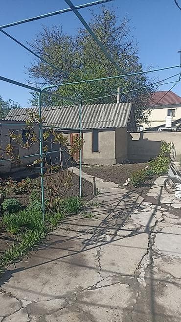 хоз постройки: Продаётся частный дом с двором и хозяйственными постройками. - — 4