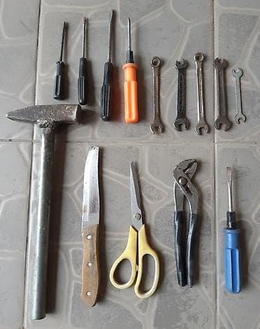 Набор инструментов с гаража. Молоток, отвертки, ключи и т.д. по фото