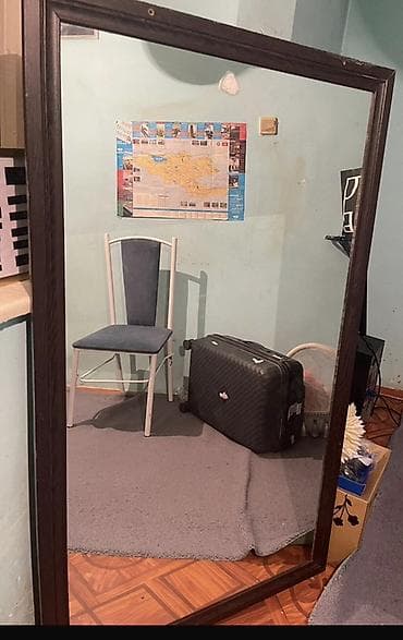 Декор жана интерьер: Большое напольное зеркало в прямоугольной деревянной раме. Тип — 1