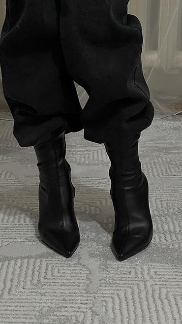 Кроссовки и спортивная обувь: Женские ботильоны-носки на шпильке Покупала за 4500, не носила еще - — 2