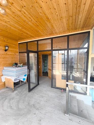 Промышленная химия: Просторная веранда/терраса с остеклением и отделкой деревом - — 5