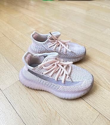 Легкие кроссовки длина стельки 18.5 см. Можно стирать в стиралке