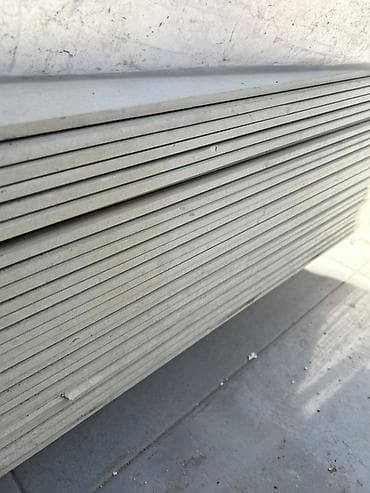 фиброцементные: Цементно-стружечные/волокнистые плиты (серые), аккуратно нарезанные и — 1