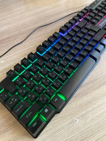 red square keyrox: Клавиатура — 1