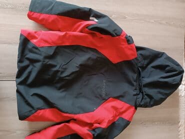 Платья: Детская лыжная куртка черного цвета с красными вставками. Оснащена — 4