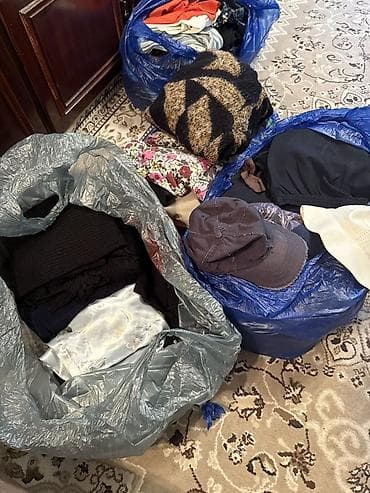 обмен одежды: Отдам даром. Одежда женская. Размеры 50-52 4 больших пакета. Отдаю — 1