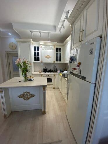 прозрачная кухонная мебель: Элегантный кухонный гарнитур, выполненный в белом цвете с золотистой — 4