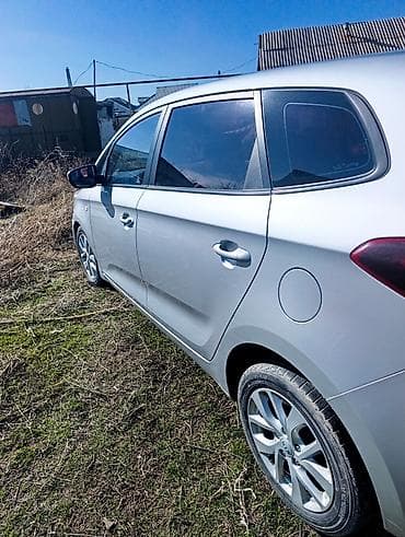 lada 2114: Kia Carens: 2017 г., 2 л, Автомат, Газ, Минивэн — 7