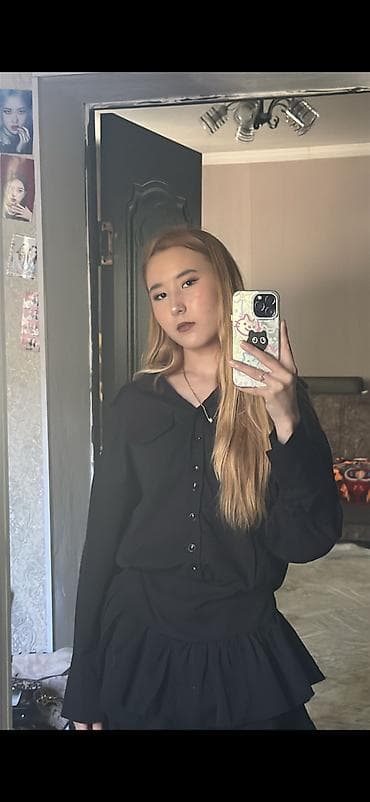 Черное платье с пышной юбкой - Силуэт: приталенный верх, расклешенная