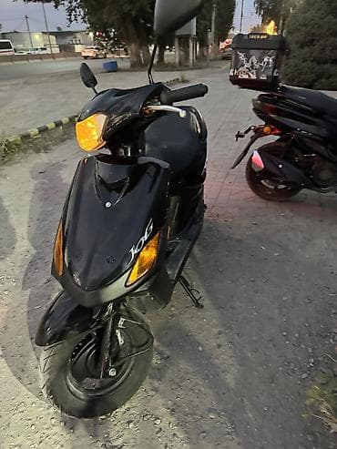 Скутеры: Скутер Yamaha Jog, черный цвет. на полном бодром ходу, двигатель 4х — 2